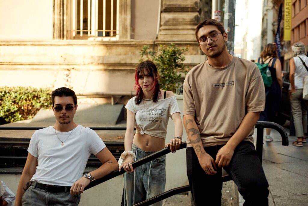 jovenes con camisetas estampadas